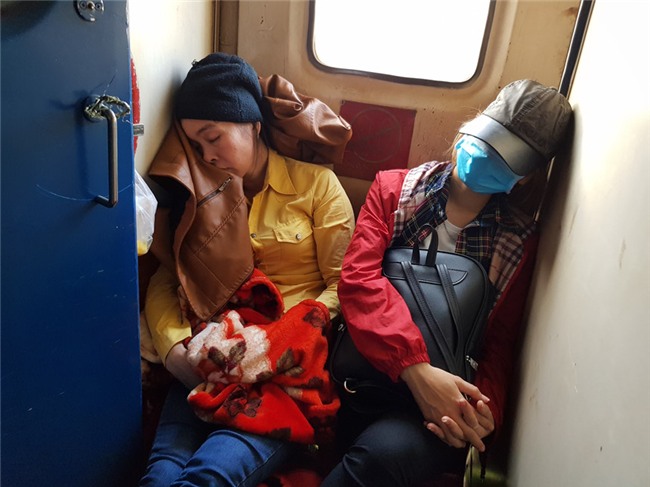 Chen chuc, vat vo tren chuyen tau ve que don Tet Mau Tuat hinh anh 11