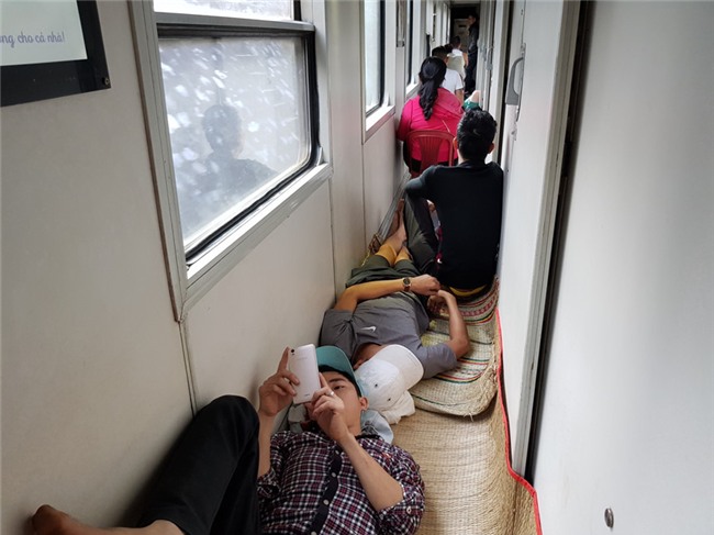 Chen chuc, vat vo tren chuyen tau ve que don Tet Mau Tuat hinh anh 12