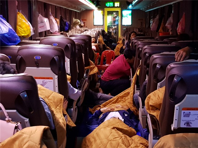 Chen chuc, vat vo tren chuyen tau ve que don Tet Mau Tuat hinh anh 13