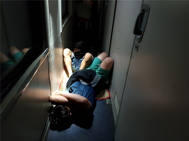 Chen chuc, vat vo tren chuyen tau ve que don Tet Mau Tuat hinh anh 15