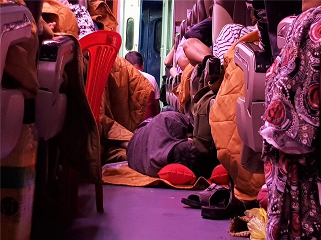 Chen chuc, vat vo tren chuyen tau ve que don Tet Mau Tuat hinh anh 16