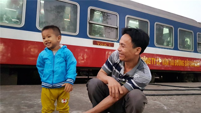 Chen chuc, vat vo tren chuyen tau ve que don Tet Mau Tuat hinh anh 17