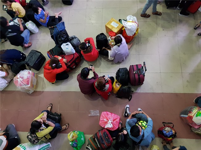 Chen chuc, vat vo tren chuyen tau ve que don Tet Mau Tuat hinh anh 3