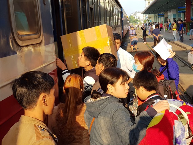 Chen chuc, vat vo tren chuyen tau ve que don Tet Mau Tuat hinh anh 4