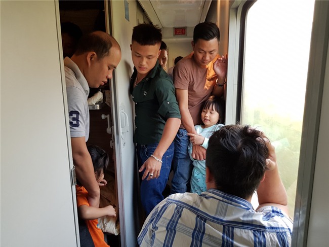 Chen chuc, vat vo tren chuyen tau ve que don Tet Mau Tuat hinh anh 5