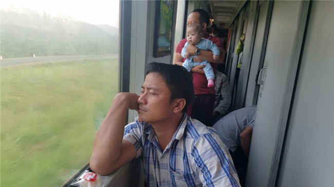 Chen chuc, vat vo tren chuyen tau ve que don Tet Mau Tuat hinh anh 7