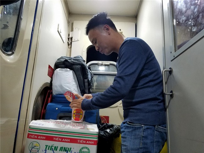 Chen chuc, vat vo tren chuyen tau ve que don Tet Mau Tuat hinh anh 8