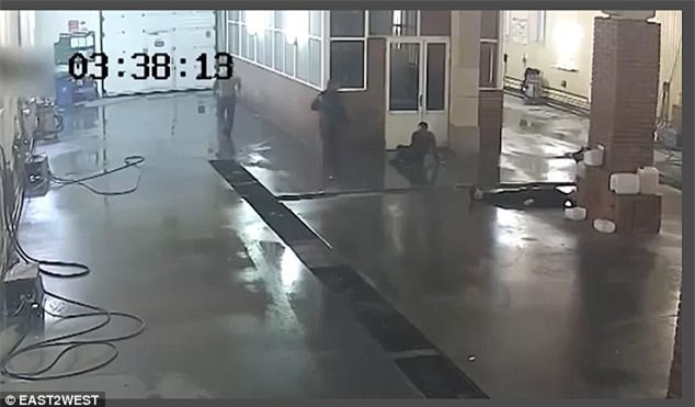 Clip: Nhân viên rửa xe bị đánh chết vì làm việc chậm - Ảnh 2.