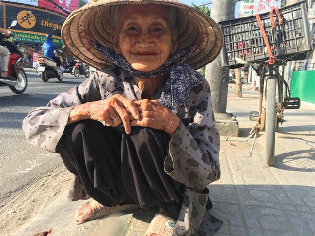 27 Tết, bà cụ ve chai vẫn miệt mài mưu sinh ở Sài Gòn mong đủ tiền mua gạo đón năm mới - Ảnh 2.