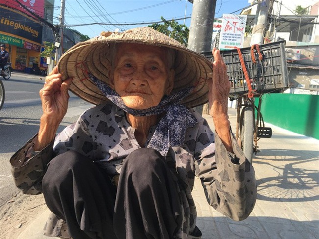 27 Tết, bà cụ ve chai vẫn miệt mài mưu sinh ở Sài Gòn mong đủ tiền mua gạo đón năm mới - Ảnh 3.