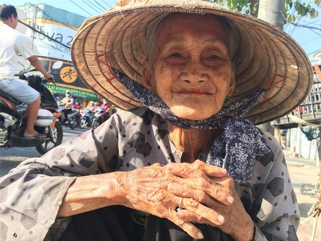 27 Tết, bà cụ ve chai vẫn miệt mài mưu sinh ở Sài Gòn mong đủ tiền mua gạo đón năm mới - Ảnh 6.