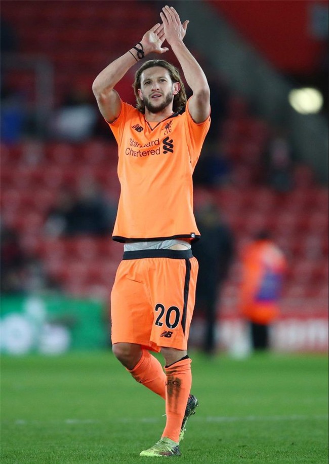 Sao Ngoại hạng Anh khoe đôi bàn chân biến dạng kinh dị - Ảnh 1.