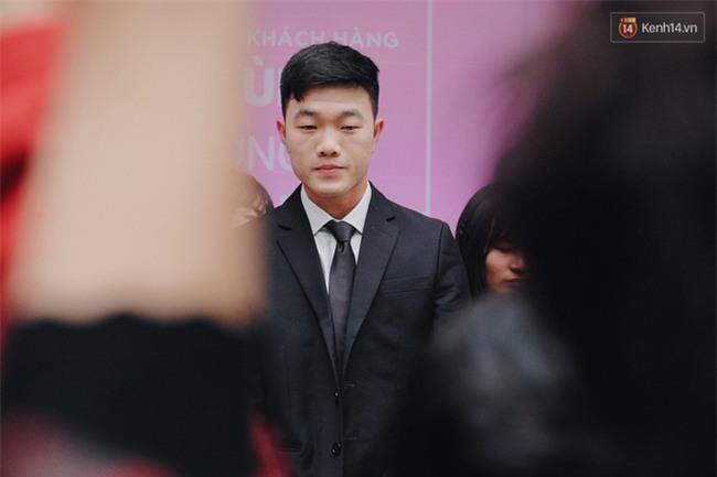 Fan Xuân Trường khóc thét: Ai nỡ dặm phấn trắng bệch "hại" cực phẩm của U23 thế này? - Ảnh 1.