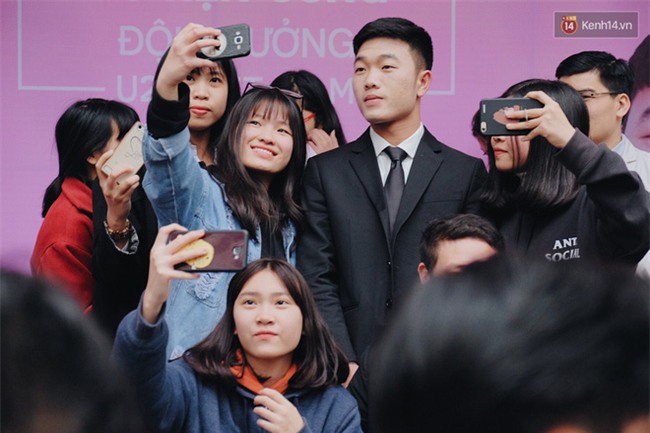 Fan Xuân Trường khóc thét: Ai nỡ dặm phấn trắng bệch "hại" cực phẩm của U23 thế này? - Ảnh 1.