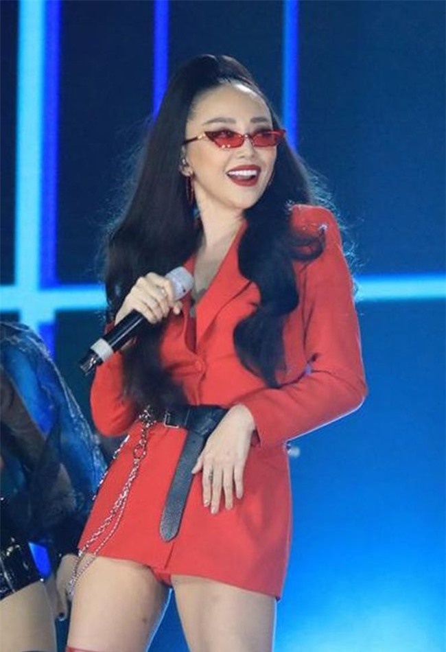 Cũng chịu khó thay đổi hình ảnh nhưng Tóc Tiên trông lại hơi sai với kiểu tóc dài dày cộp này - Ảnh 1.