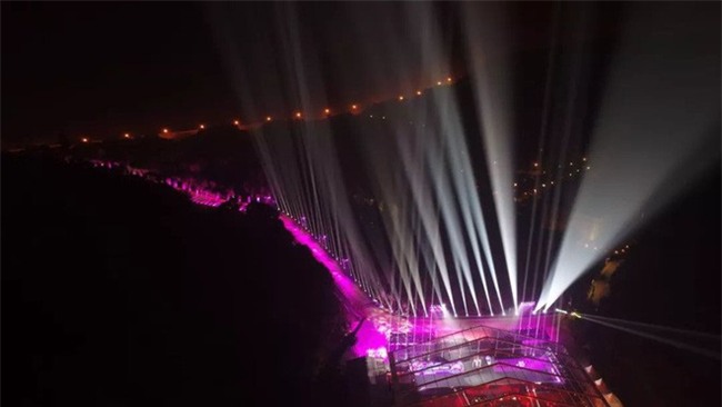 Mở đại nhạc hội hoành tráng chưa đủ, sếp nhà người ta còn khiến ối người ghen tị khi tặng cả kim cương trong tiệc cuối năm - Ảnh 3.