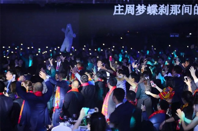 Mở đại nhạc hội hoành tráng chưa đủ, sếp nhà người ta còn khiến ối người ghen tị khi tặng cả kim cương trong tiệc cuối năm - Ảnh 8.