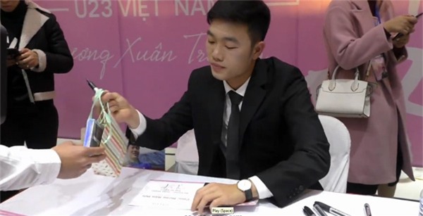 Tưởng Xuân Trường giật quà của fans nhưng hóa ra đội trưởng U23 nâng niu như báu vật-1