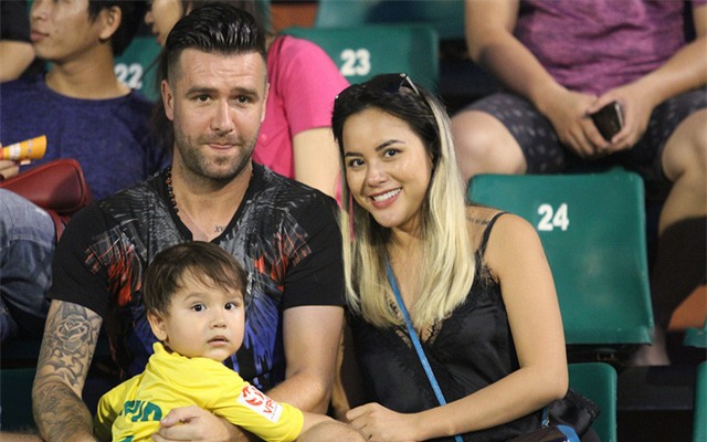 Giờ đã là rể Việt, trung vệ Van Bakel có lẽ không còn xa lạ với Tết Việt (ảnh: T.V)