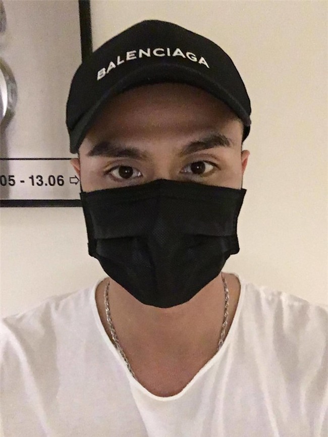 Vĩnh Thụy đội chiếc mũ&nbsp;hiệu&nbsp;màu đen. - Tin sao Viet - Tin tuc sao Viet - Scandal sao Viet - Tin tuc cua Sao - Tin cua Sao