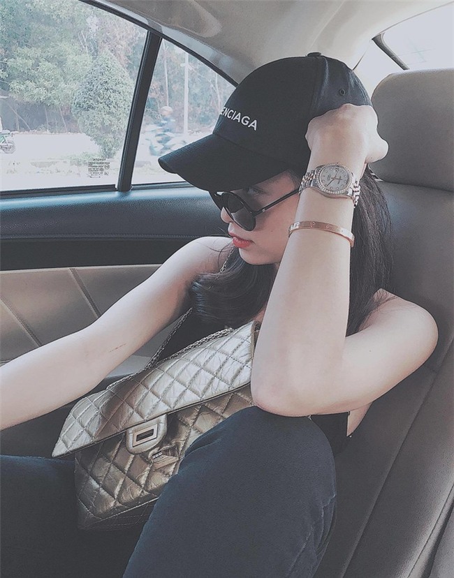 Đây được xem là cặp đôi công khai dùng đồ đôi sớm nhất trước thềm ngày lễ tình nhân. - Tin sao Viet - Tin tuc sao Viet - Scandal sao Viet - Tin tuc cua Sao - Tin cua Sao