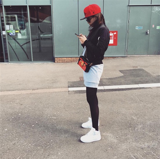 Hoàng Thùy Linh khoe street style năng động, sành điệu. Chiếc mũ đỏ và túi LV
chính là điểm nhất cho set đồ. - Tin sao Viet - Tin tuc sao Viet - Scandal sao Viet - Tin tuc cua Sao - Tin cua Sao