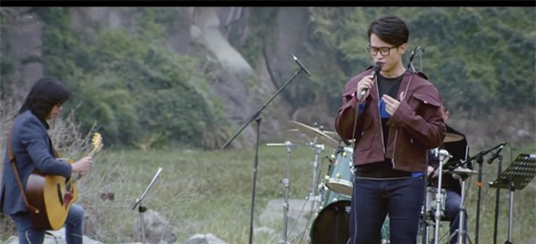 Hà Anh Tuấn lại khiến fan thổn thức khi cover Mưa phi trường của Lam Trường-2