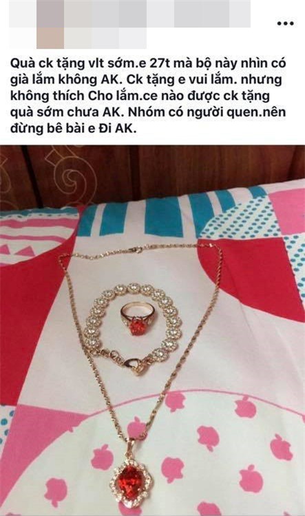 Cô vợ trẻ khoe được chồng tặng bộ trang sức bằng vàng dịp Valentine, nhiều chị em nghi ngờ chỉ là đồ mỹ ký - Ảnh 1.