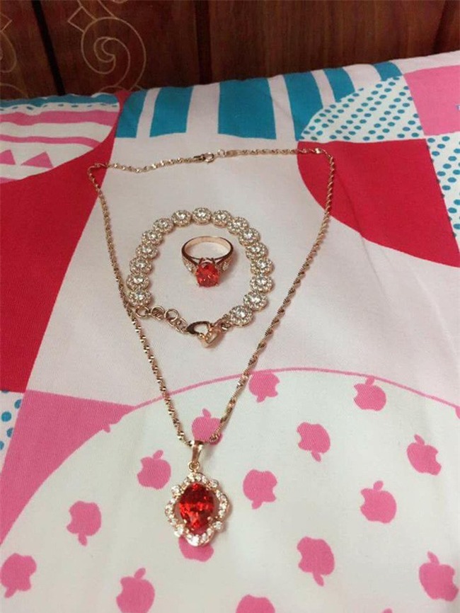 Cô vợ trẻ khoe được chồng tặng bộ trang sức bằng vàng dịp Valentine, nhiều chị em nghi ngờ chỉ là đồ mỹ ký - Ảnh 2.