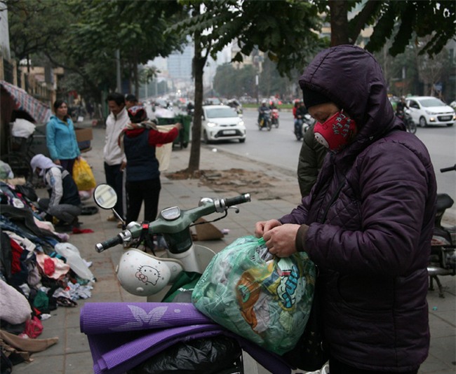 Nhiều người nghèo vui mừng khi kiếm được bộ quần áo miễn phí để diện Tết trên phố Hà Nội - Ảnh 10.