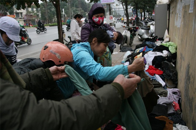 Nhiều người nghèo vui mừng khi kiếm được bộ quần áo miễn phí để diện Tết trên phố Hà Nội - Ảnh 2.