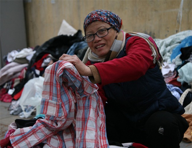 Nhiều người nghèo vui mừng khi kiếm được bộ quần áo miễn phí để diện Tết trên phố Hà Nội - Ảnh 6.