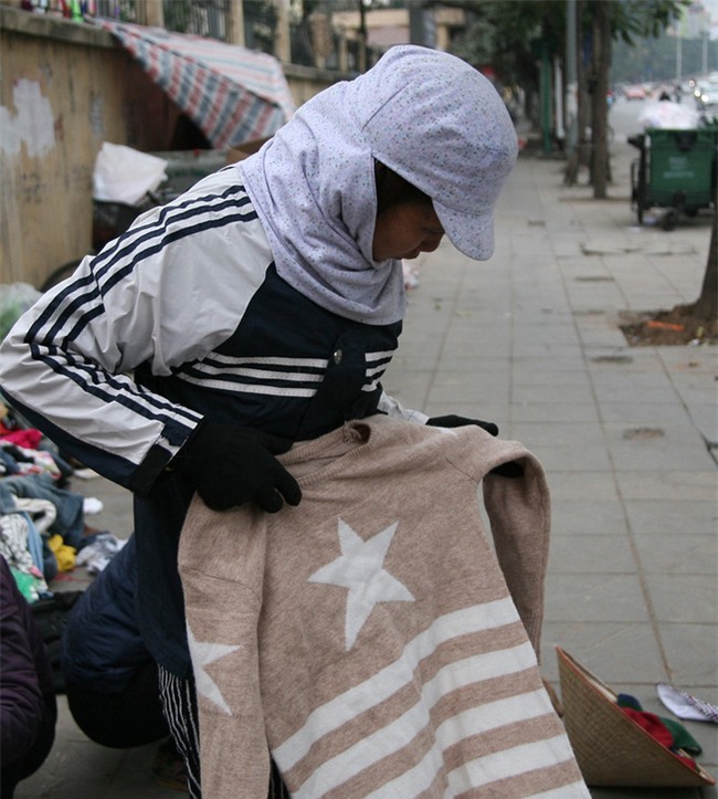 Nhiều người nghèo vui mừng khi kiếm được bộ quần áo miễn phí để diện Tết trên phố Hà Nội - Ảnh 7.