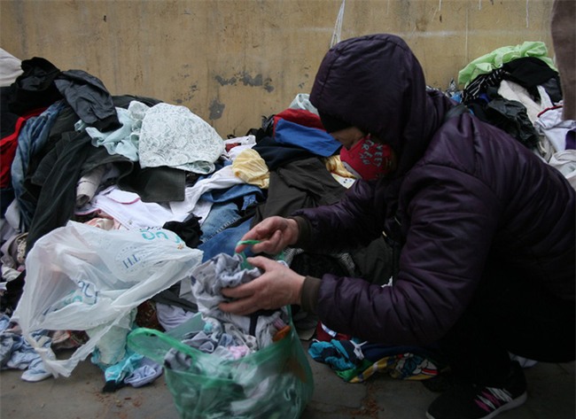 Nhiều người nghèo vui mừng khi kiếm được bộ quần áo miễn phí để diện Tết trên phố Hà Nội - Ảnh 8.