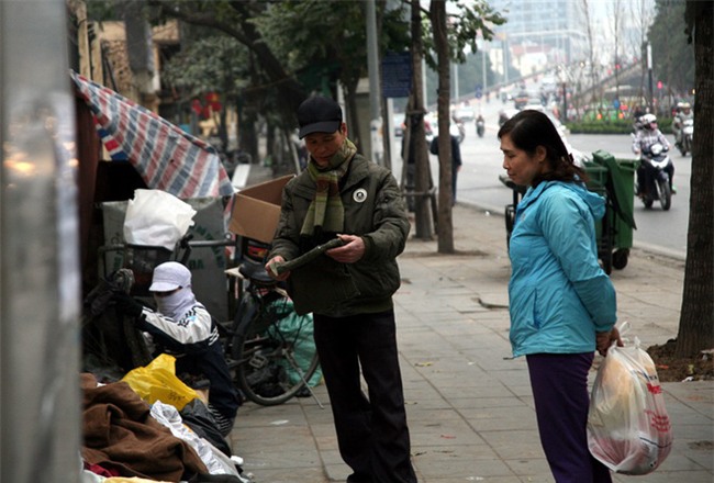 Nhiều người nghèo vui mừng khi kiếm được bộ quần áo miễn phí để diện Tết trên phố Hà Nội - Ảnh 9.