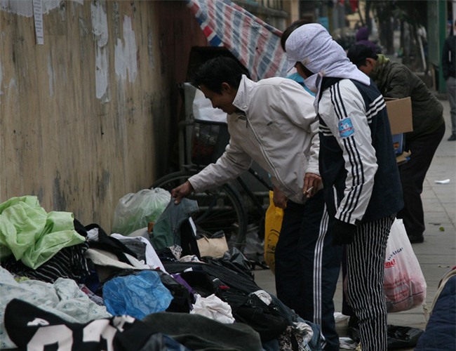 Nhiều người nghèo vui mừng khi kiếm được bộ quần áo miễn phí để diện Tết trên phố Hà Nội - Ảnh 11.