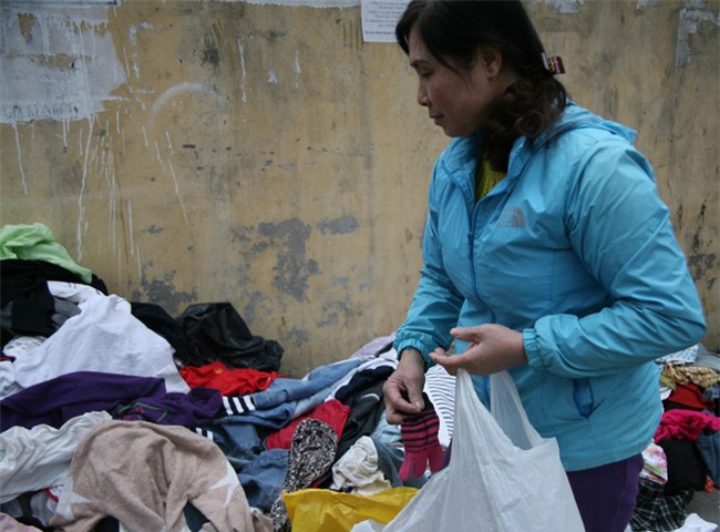 Nhiều người nghèo vui mừng khi kiếm được bộ quần áo miễn phí để diện Tết trên phố Hà Nội - Ảnh 13.