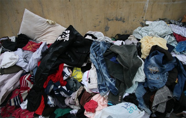 Nhiều người nghèo vui mừng khi kiếm được bộ quần áo miễn phí để diện Tết trên phố Hà Nội - Ảnh 14.