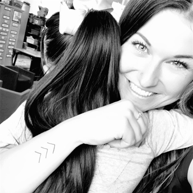 Đằng sau hình xăm 3 mũi tên hướng lên Lucky Few rầm rộ trên MXH ẩn chứa một ý nghĩa cảm động, nhân văn - Ảnh 7.