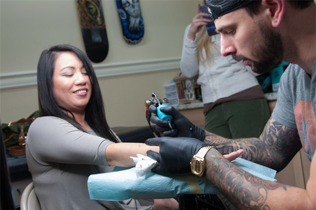 Đằng sau hình xăm 3 mũi tên hướng lên Lucky Few rầm rộ trên MXH ẩn chứa một ý nghĩa cảm động, nhân văn - Ảnh 8.