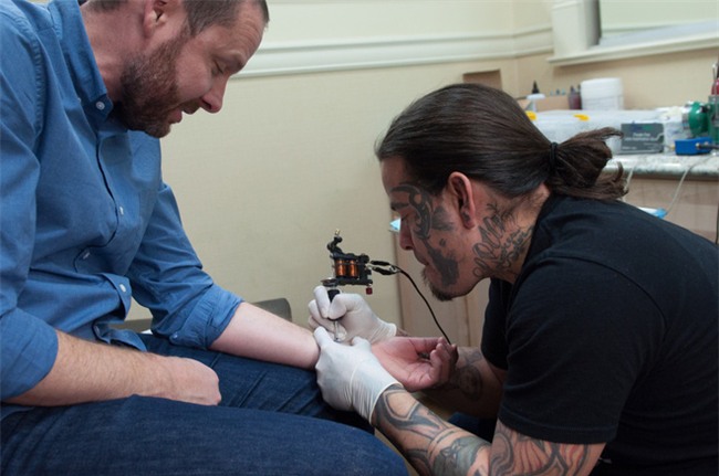 Đằng sau hình xăm 3 mũi tên hướng lên Lucky Few rầm rộ trên MXH ẩn chứa một ý nghĩa cảm động, nhân văn - Ảnh 9.