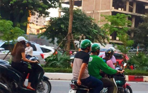 Cử nhân đại học làm nghề “xe ôm công nghệ” rất phổ biến ở Việt Nam hiện nay (Ảnh minh họa: Lệ Thu).
