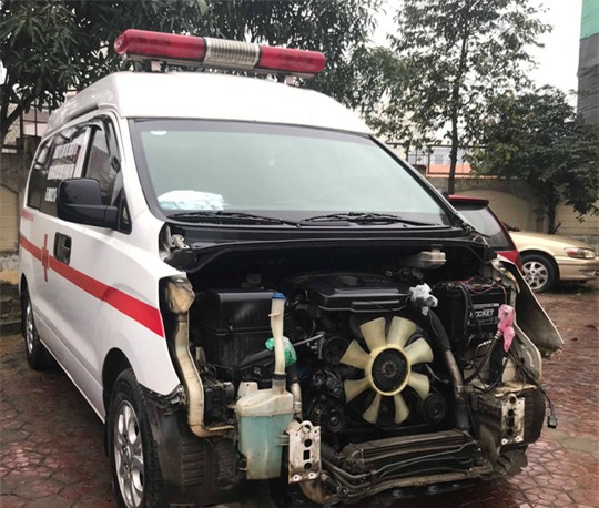Xe cứu thương tông 3 người một gia đình nguy kịch, tài xế lái xe bỏ trốn