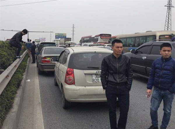 28 Tết, cao tốc Pháp Vân - Cầu Giẽ tắc nghẽn suốt nhiều giờ kéo dài đến tận trạm thu phí - Ảnh 10.