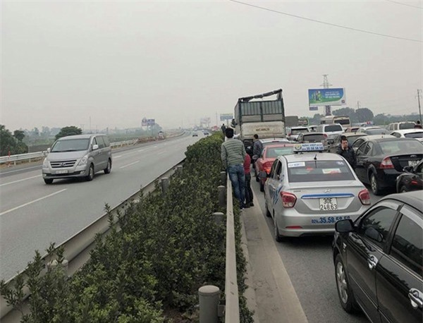 28 Tết, cao tốc Pháp Vân - Cầu Giẽ tắc nghẽn suốt nhiều giờ kéo dài đến tận trạm thu phí - Ảnh 13.