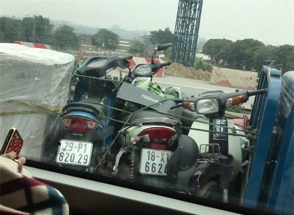 28 Tết, cao tốc Pháp Vân - Cầu Giẽ tắc nghẽn suốt nhiều giờ kéo dài đến tận trạm thu phí - Ảnh 2.