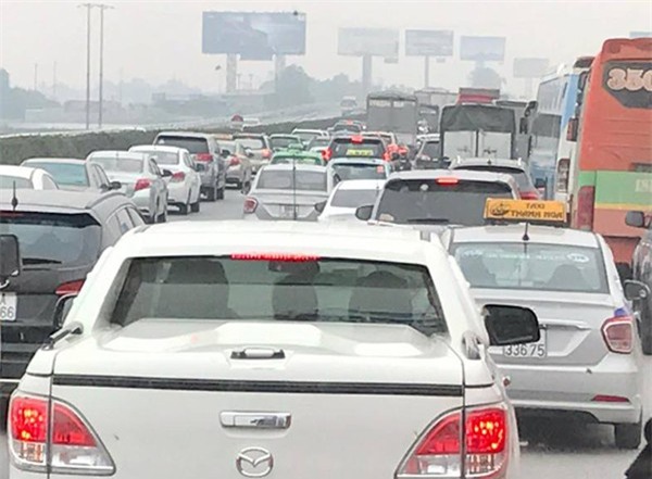 28 Tết, cao tốc Pháp Vân - Cầu Giẽ tắc nghẽn suốt nhiều giờ kéo dài đến tận trạm thu phí - Ảnh 5.