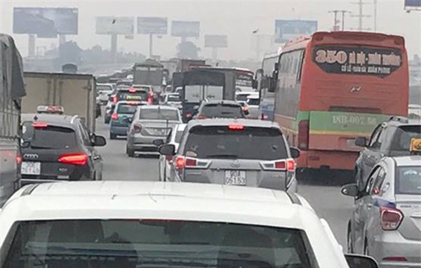 28 Tết, cao tốc Pháp Vân - Cầu Giẽ tắc nghẽn suốt nhiều giờ kéo dài đến tận trạm thu phí - Ảnh 6.