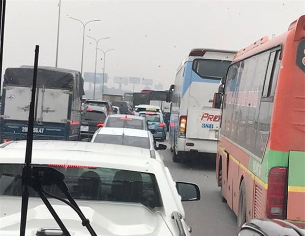 28 Tết, cao tốc Pháp Vân - Cầu Giẽ tắc nghẽn suốt nhiều giờ kéo dài đến tận trạm thu phí - Ảnh 7.