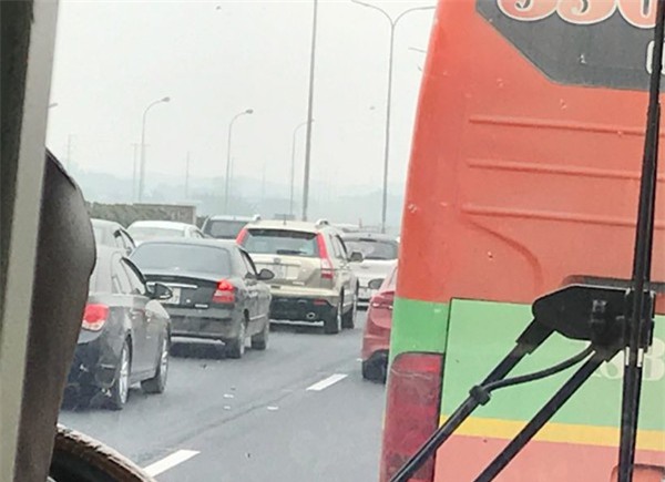 28 Tết, cao tốc Pháp Vân - Cầu Giẽ tắc nghẽn suốt nhiều giờ kéo dài đến tận trạm thu phí - Ảnh 8.
